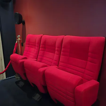 Hollywood Jacuzzi - Cinema Apartment Château-Thierry