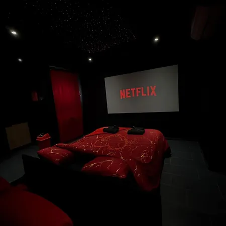 Hollywood Jacuzzi - Cinema Apartment *