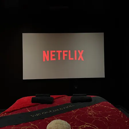 Hollywood Jacuzzi - Cinema Apartment *