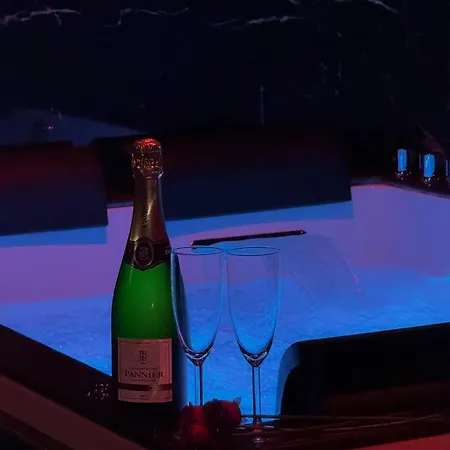 Hollywood Jacuzzi - Cinema *