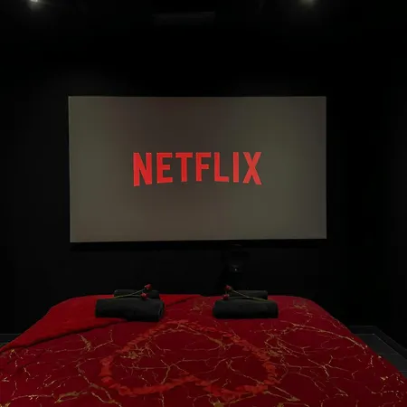 Hollywood Jacuzzi - Cinema *