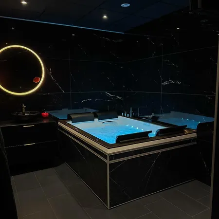 Hollywood Jacuzzi - Cinema Apartment